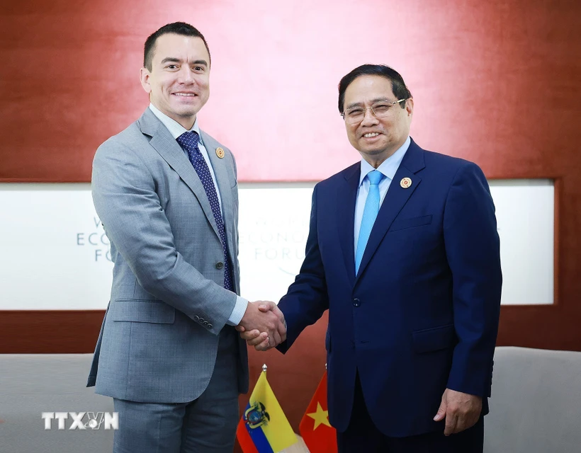 Thủ tướng Phạm Minh Chính gặp Tổng thống Ecuador Daniel Noboa. (Ảnh: Dương Giang/TTXVN)