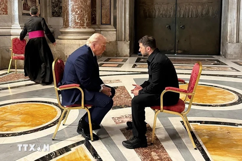 Tổng thống Mỹ Donald Trump (trái) và Tổng thống Ukraine Volodymyr Zelensky tại cuộc gặp ở Vatican ngày 26-4-2025. (Ảnh: AP/TTXVN)
