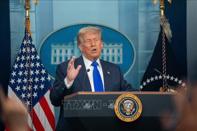 Tổng thống Mỹ Donald Trump trong cuộc họp báo về vấn đề thuế quan, tại Nhà Trắng ngày 27-6-2025. Ảnh: THX/TTXVN