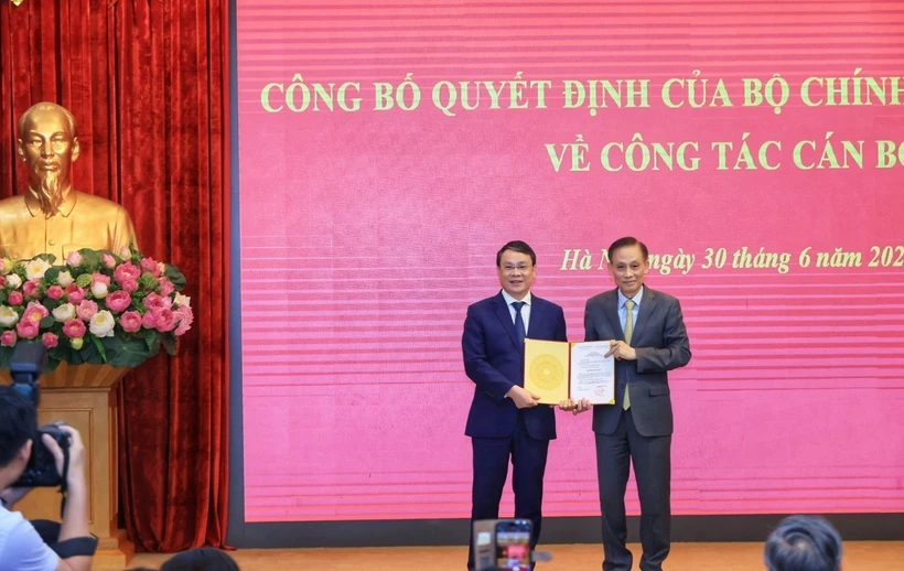 Bí thư Trung ương Đảng, Chánh Văn phòng Trung ương Đảng Lê Hoài Trung trao Quyết định cho đồng chí Đặng Khánh Toàn. (Ảnh: Tuấn Anh/TTXVN)