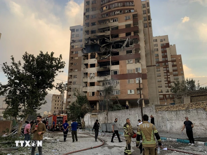 Chuyên gia Algeria: Cuộc chiến Israel và Iran vượt ngoài mục tiêu hạt nhân Tòa nhà tại Tehran, Iran bị hư hại sau cuộc tấn công của Israel. (Ảnh: AA/TTXVN)